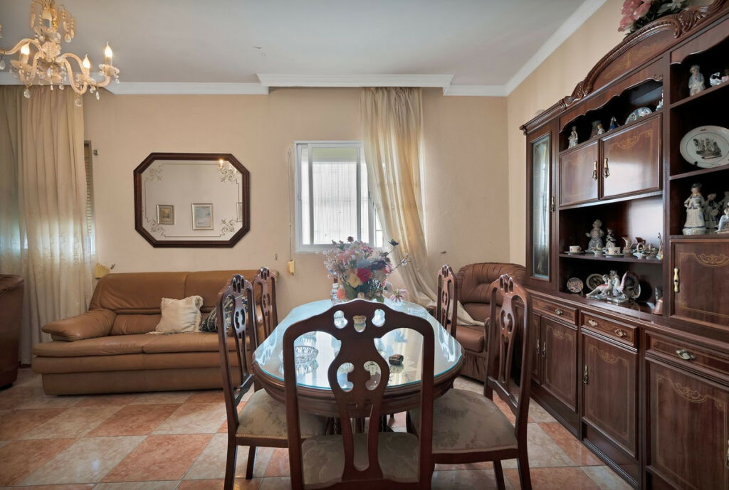 Detached Villa La Línea Cádiz - image 4