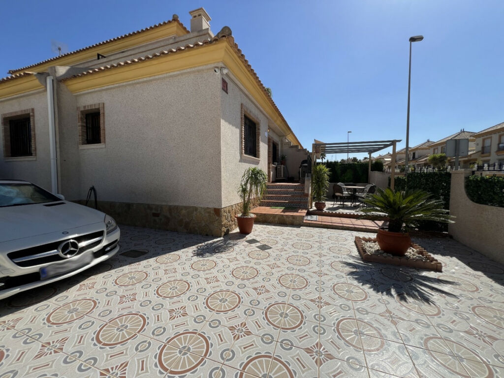 Detached Villa Villamartin Alicante - image 4