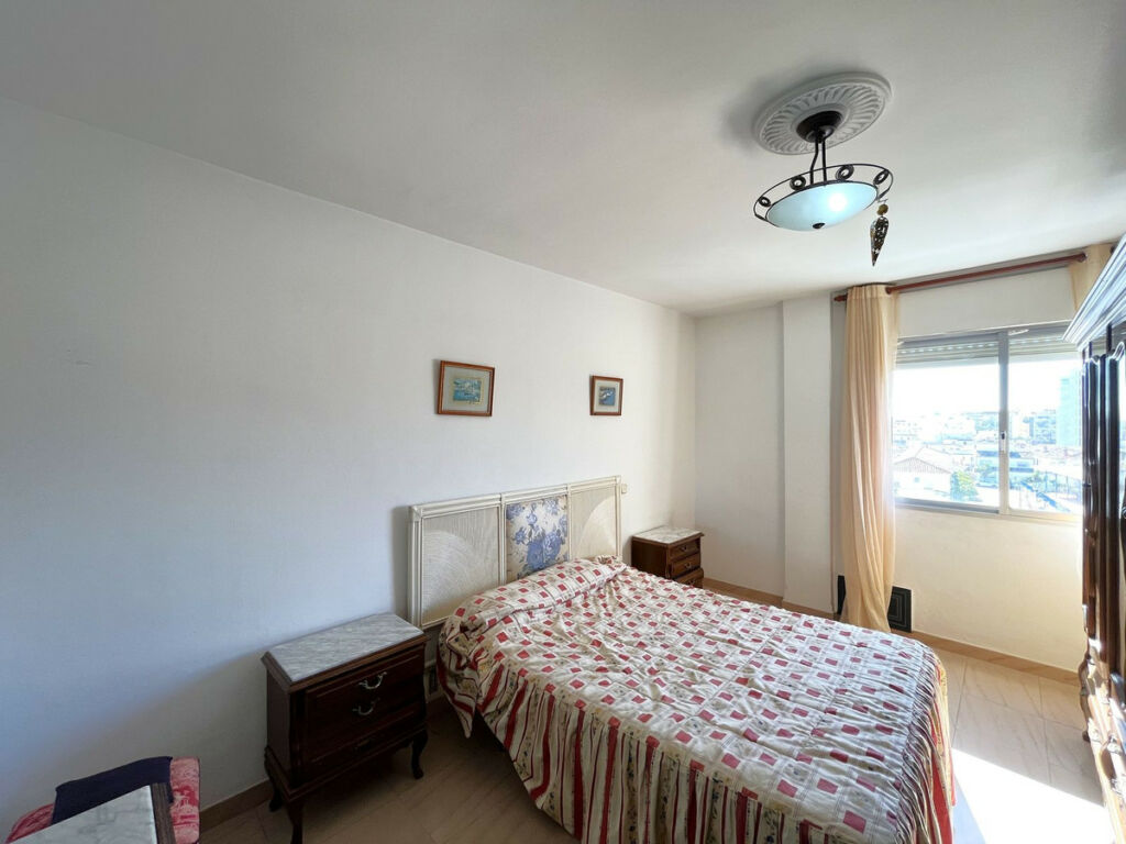 Middle Floor Apartment Estepona Málaga - image 4