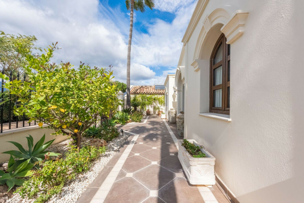 Detached Villa Estepona Málaga - image 45
