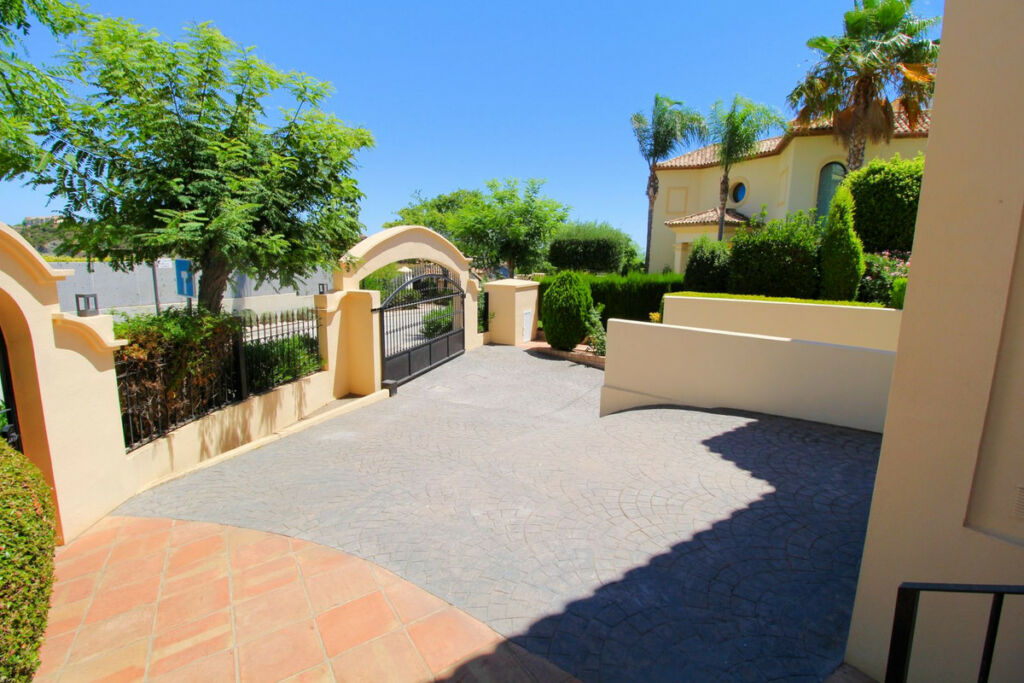 Detached Villa Los Arqueros Málaga - image 45
