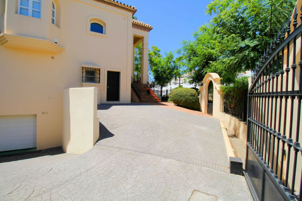Detached Villa Los Arqueros Málaga - image 46