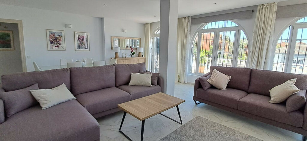 Detached Villa Estepona Málaga - image 5
