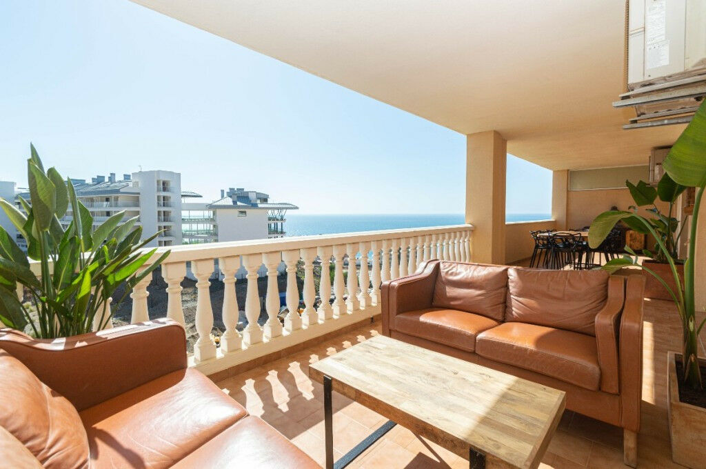 Middle Floor Apartment Carvajal Málaga - image 3