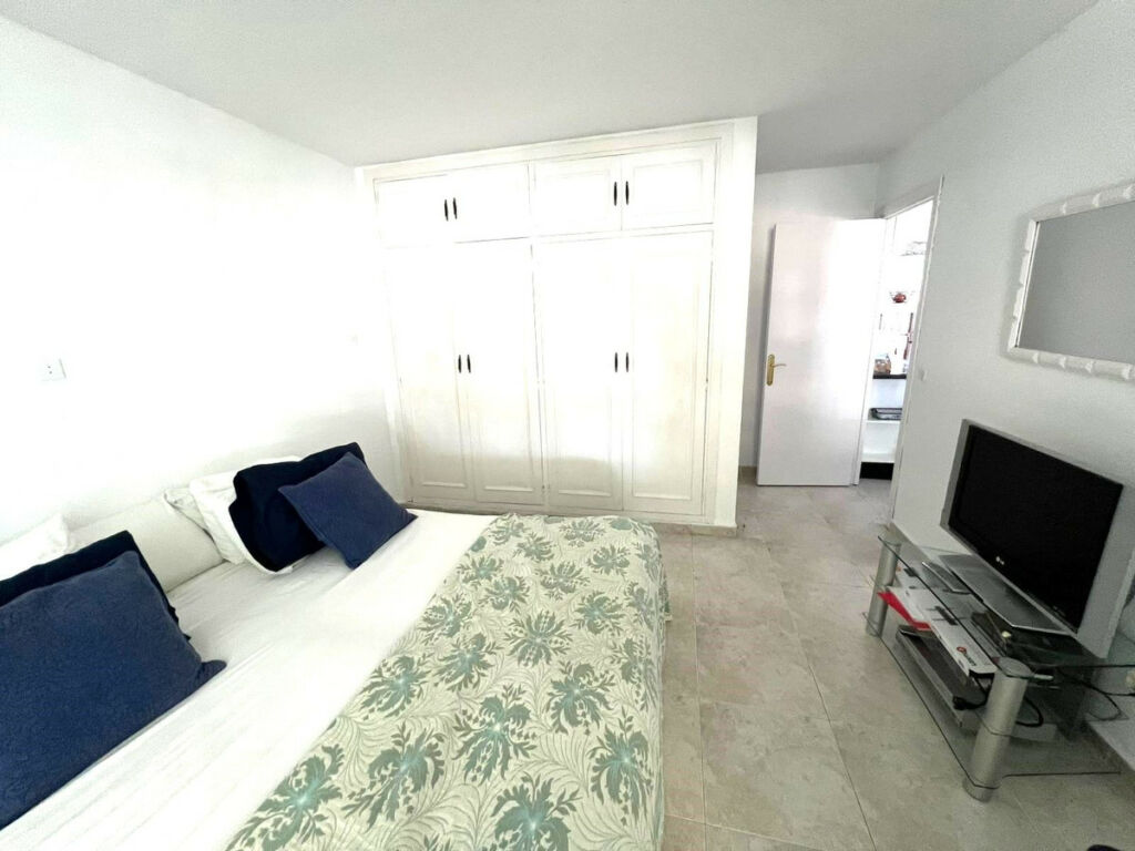 Middle Floor Apartment Calypso Málaga - image 6