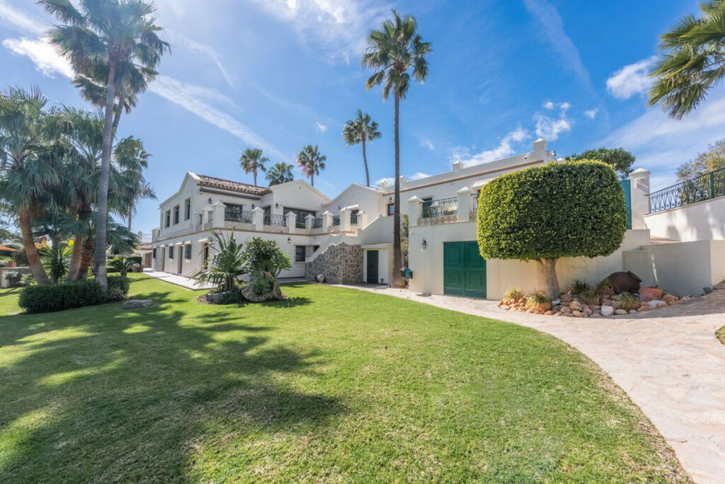 Detached Villa Estepona Málaga - image 6