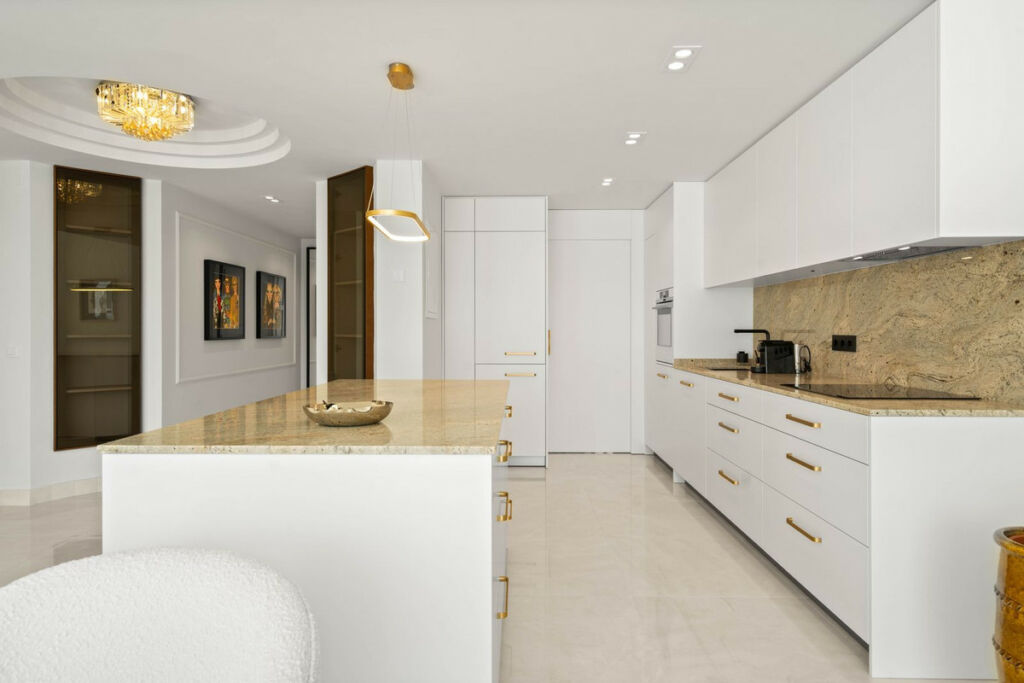 Middle Floor Apartment New Golden Mile Málaga - image 6