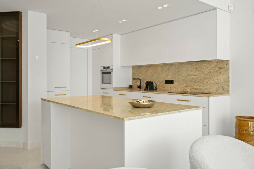 Middle Floor Apartment New Golden Mile Málaga - image 7