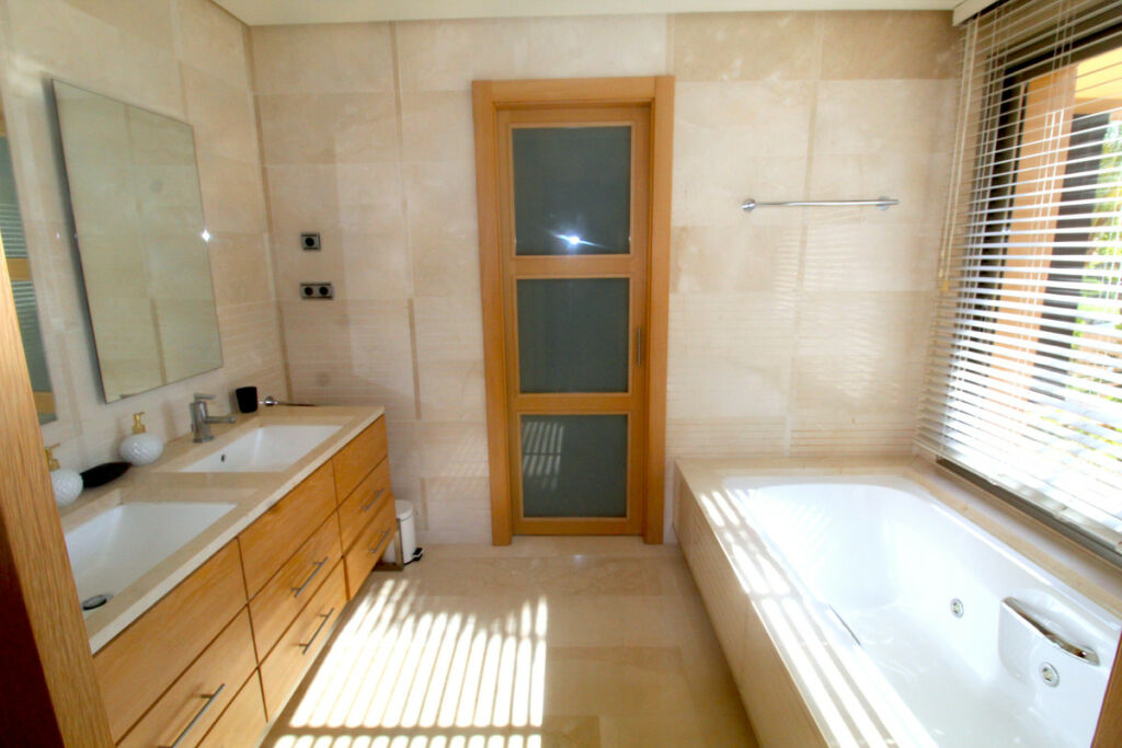 Middle Floor Apartment Sierra Blanca Málaga - image 7