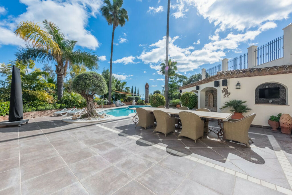 Detached Villa Estepona Málaga - image 7