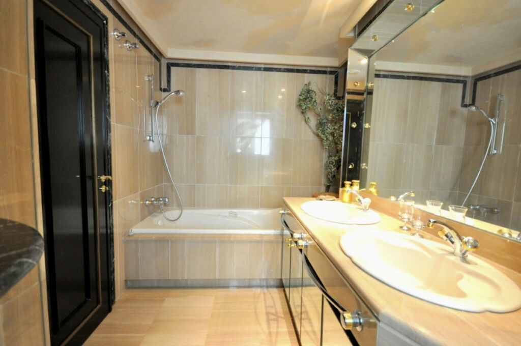 Middle Floor Apartment The Golden Mile Málaga - image 7