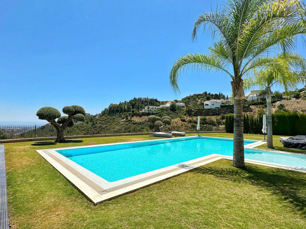 Detached Villa El Madroñal Málaga - image 8