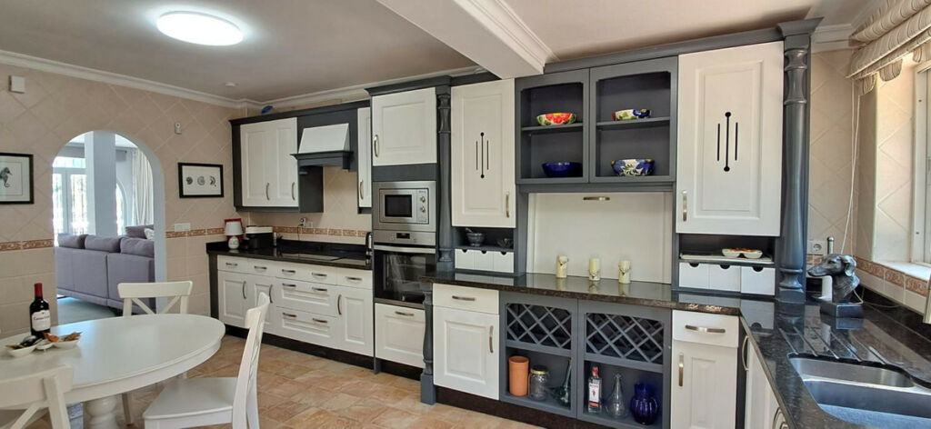 Detached Villa Estepona Málaga - image 7