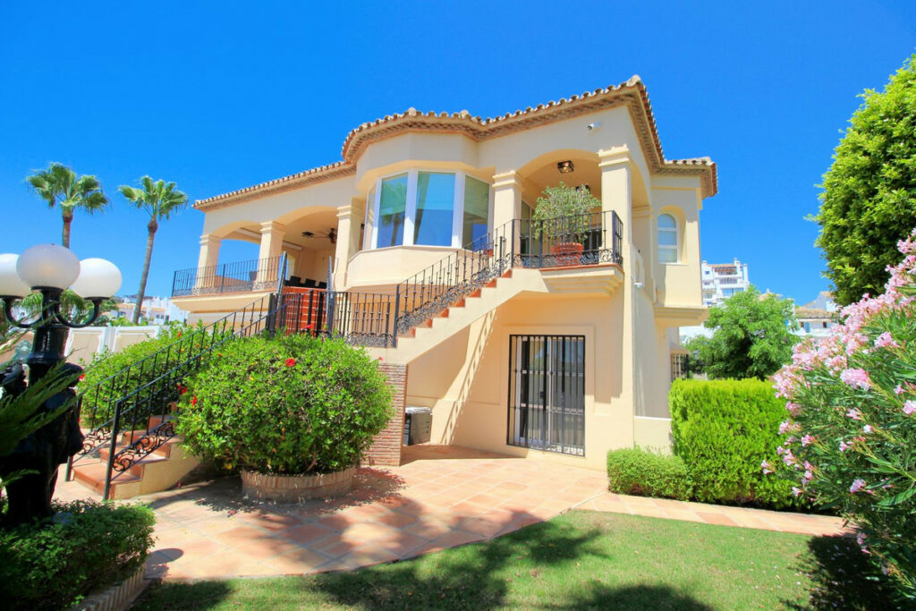Detached Villa Los Arqueros Málaga - image 8