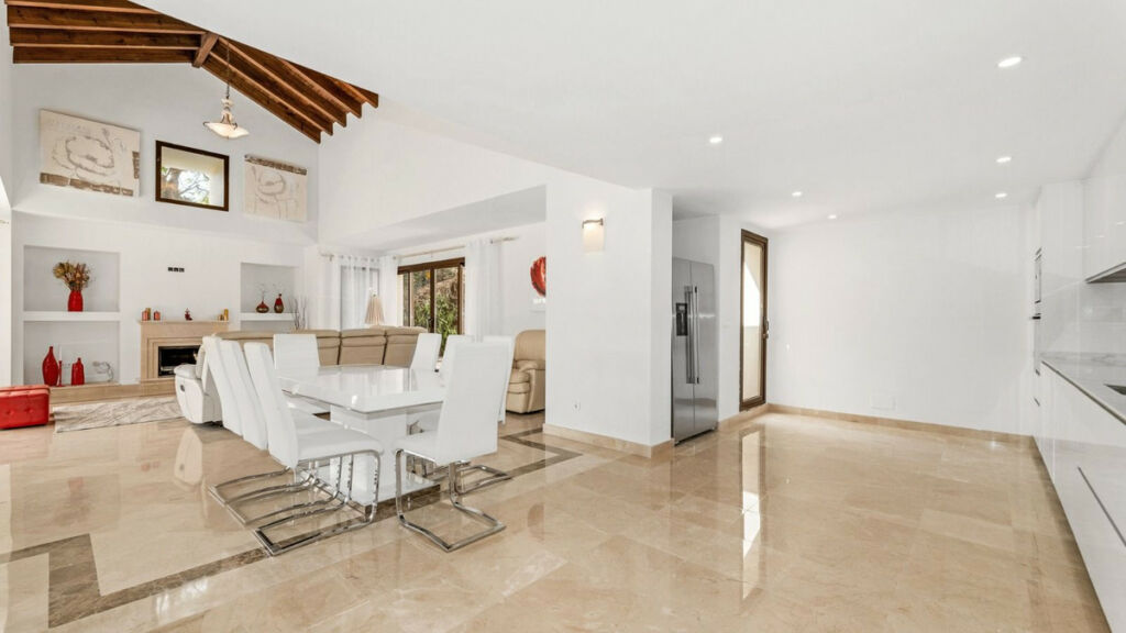 Detached Villa Los Arqueros Málaga - image 8