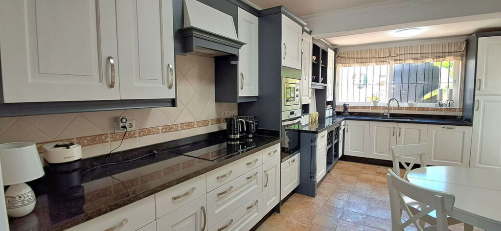 Detached Villa Estepona Málaga - image 8