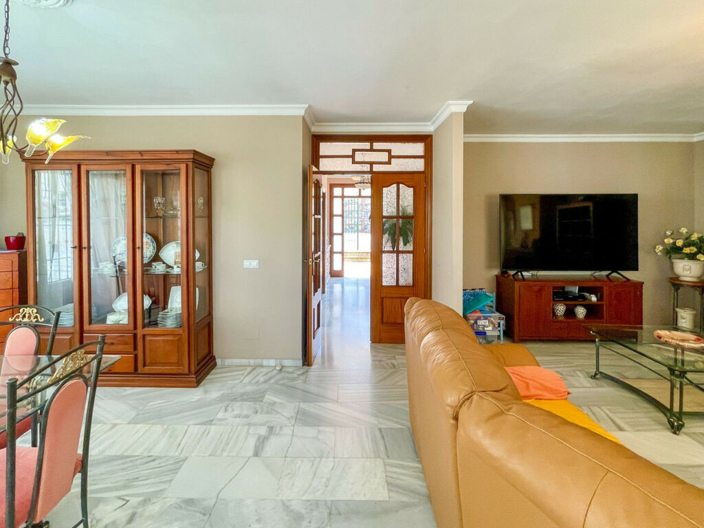 Detached Villa Fuengirola Málaga - image 8