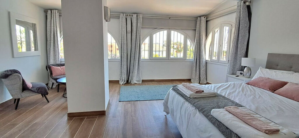 Detached Villa Estepona Málaga - image 9