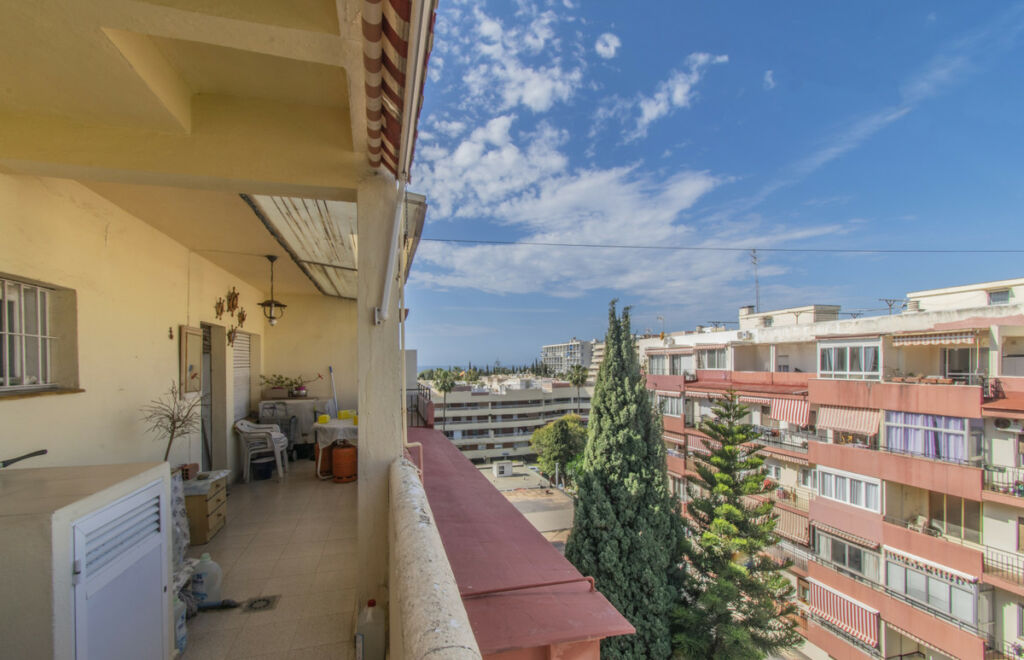 Top Floor Apartment Marbella Málaga - image 2