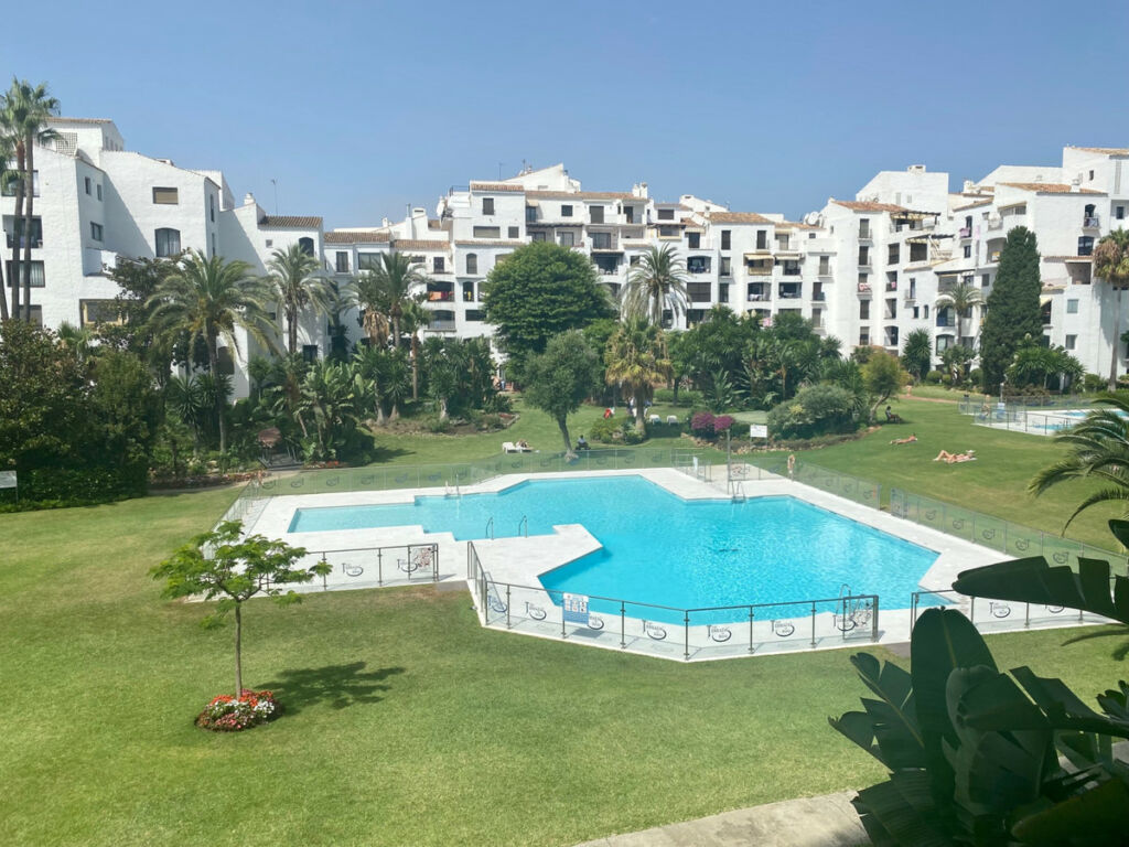 Middle Floor Apartment Puerto Banús Málaga