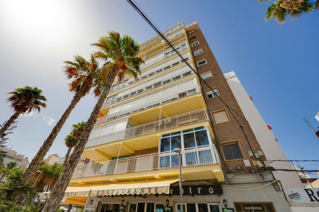 Middle Floor Apartment Torrevieja Alicante - image 2