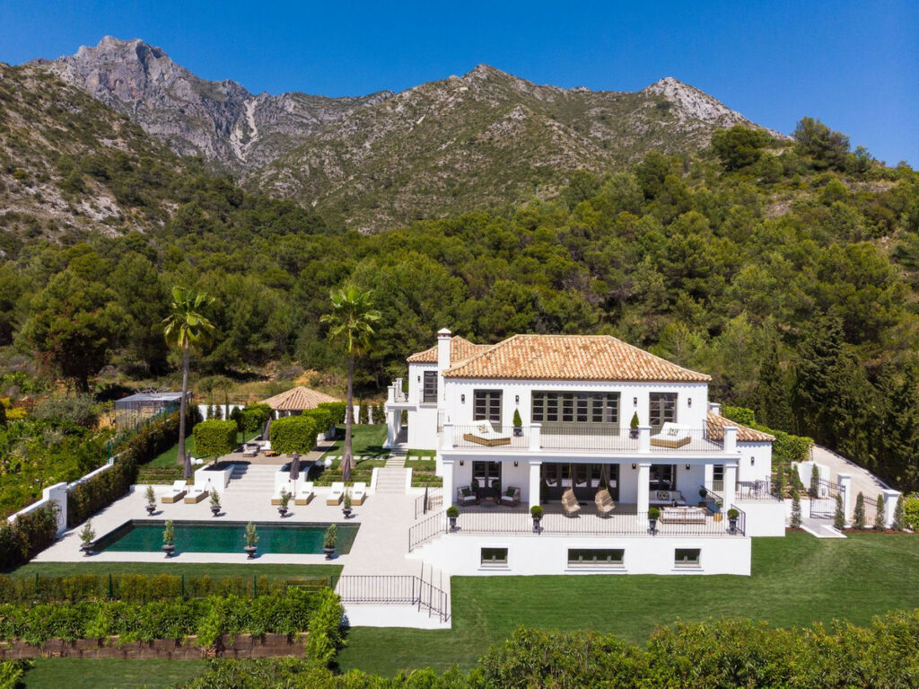 Detached Villa Sierra Blanca Málaga - image 2