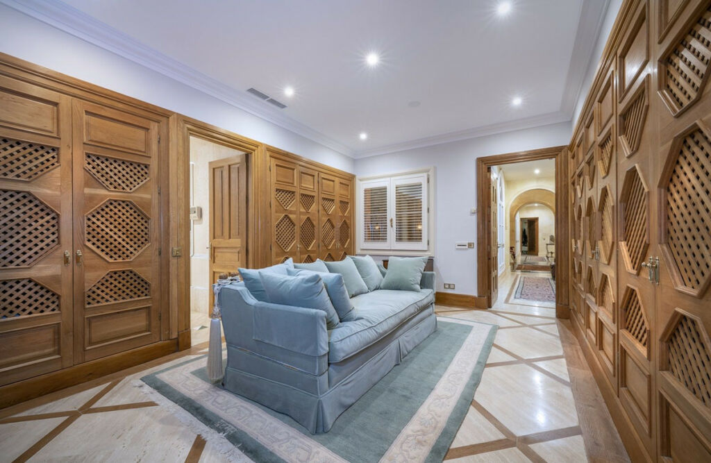 Detached Villa San Roque Club Cádiz - image 11