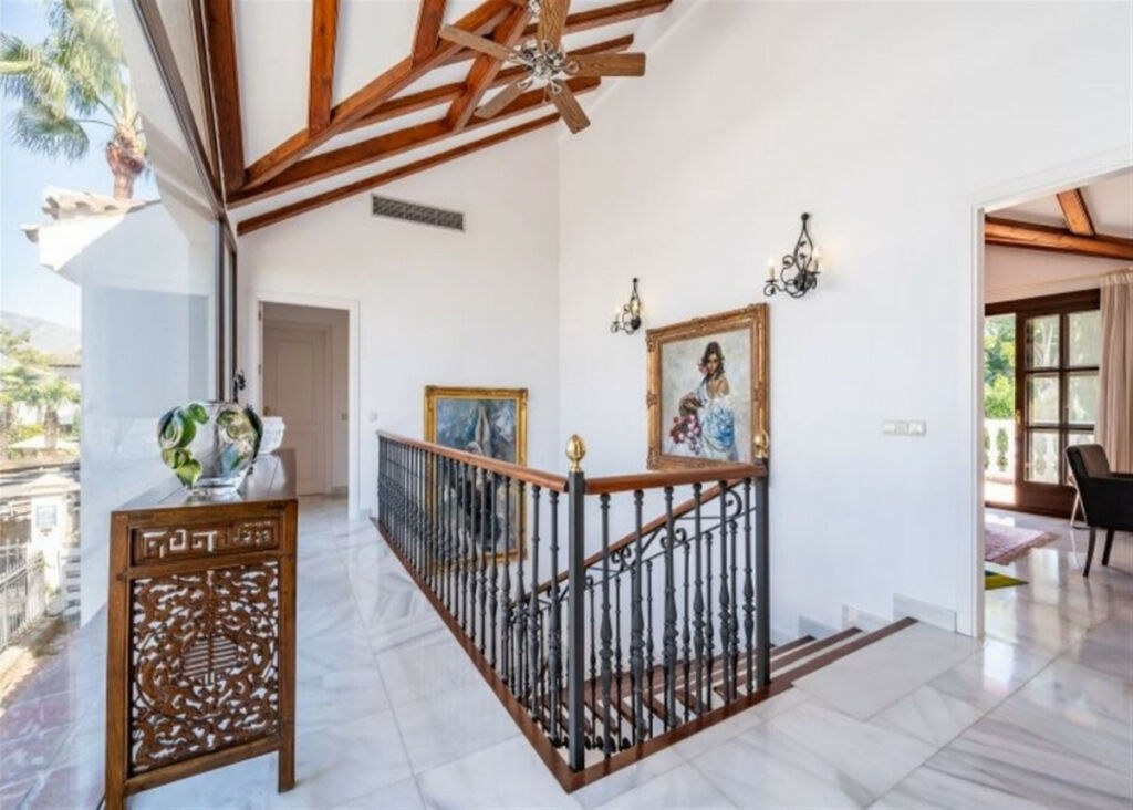 Detached Villa The Golden Mile Málaga - image 11
