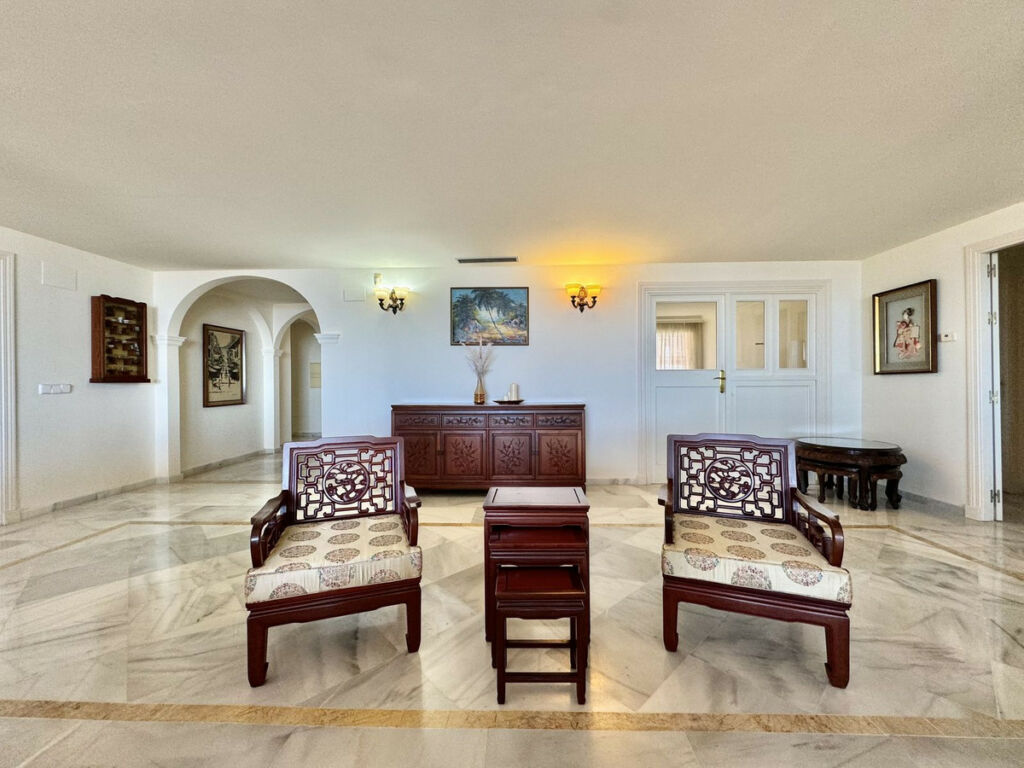 Middle Floor Apartment Nueva Andalucía Málaga - image 11