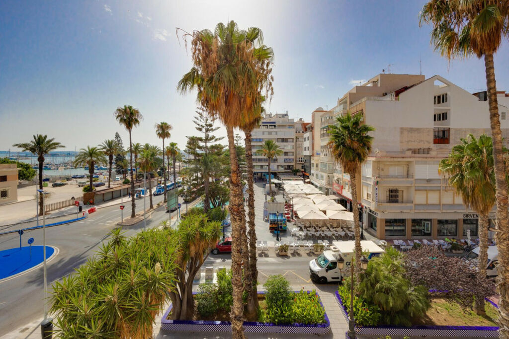 Middle Floor Apartment Torrevieja Alicante - image 11