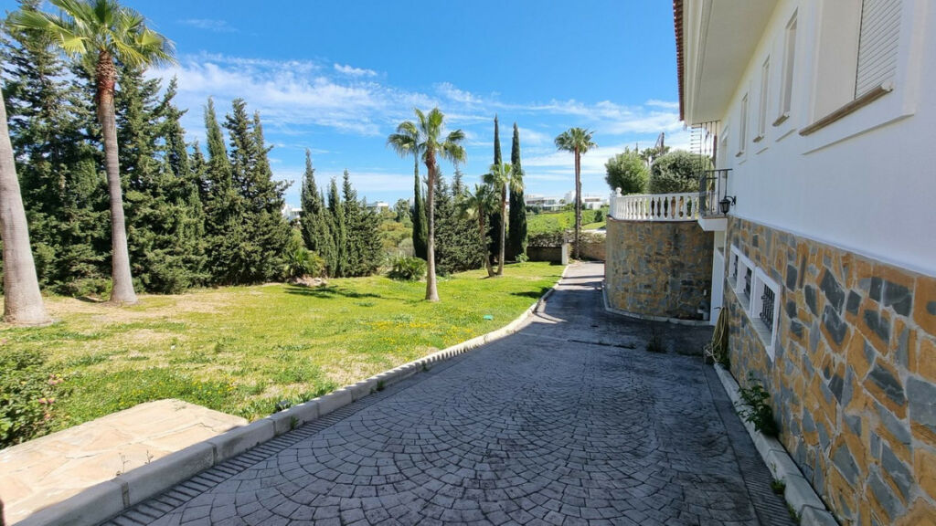 Detached Villa Benahavís Málaga - image 11