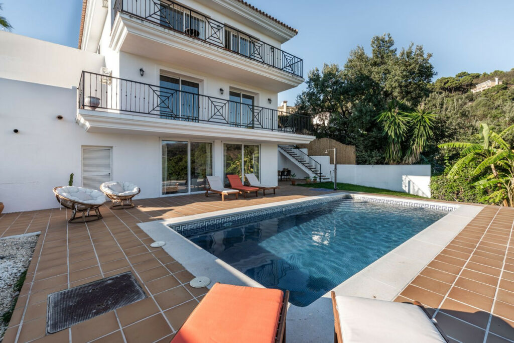 Detached Villa Estepona Málaga - image 12
