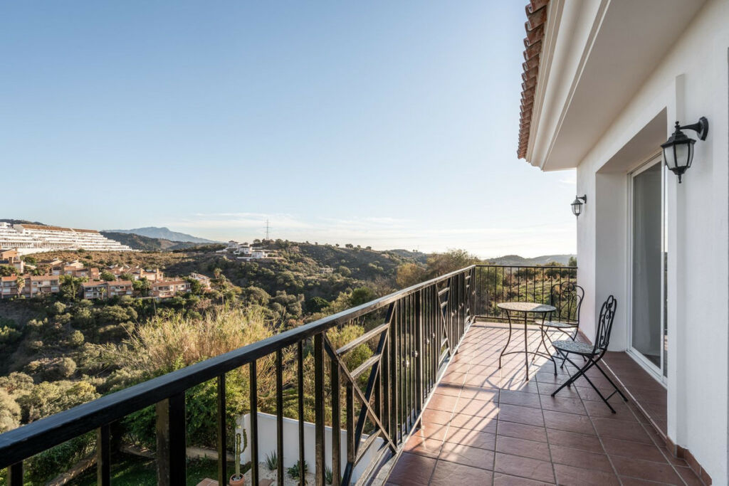 Detached Villa Estepona Málaga - image 13