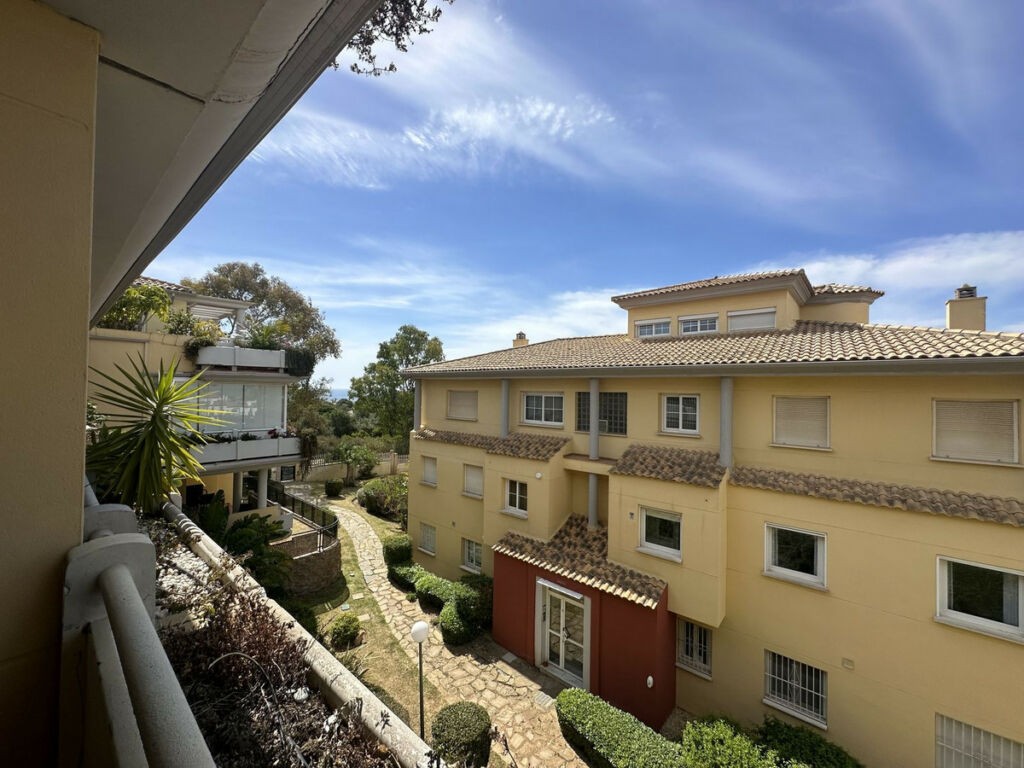Middle Floor Apartment Cabopino Málaga - image 10