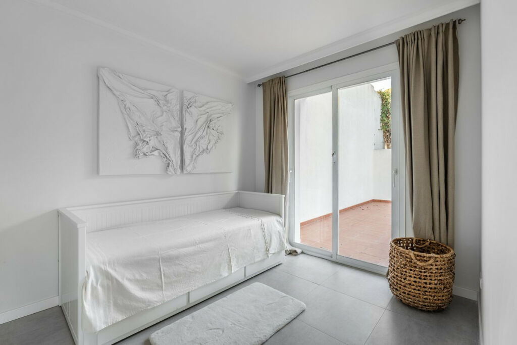 Detached Villa Estepona Málaga - image 15
