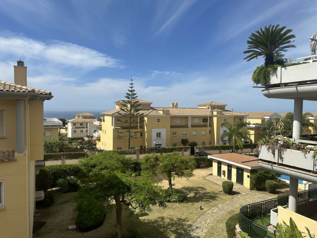 Middle Floor Apartment Cabopino Málaga - image 11