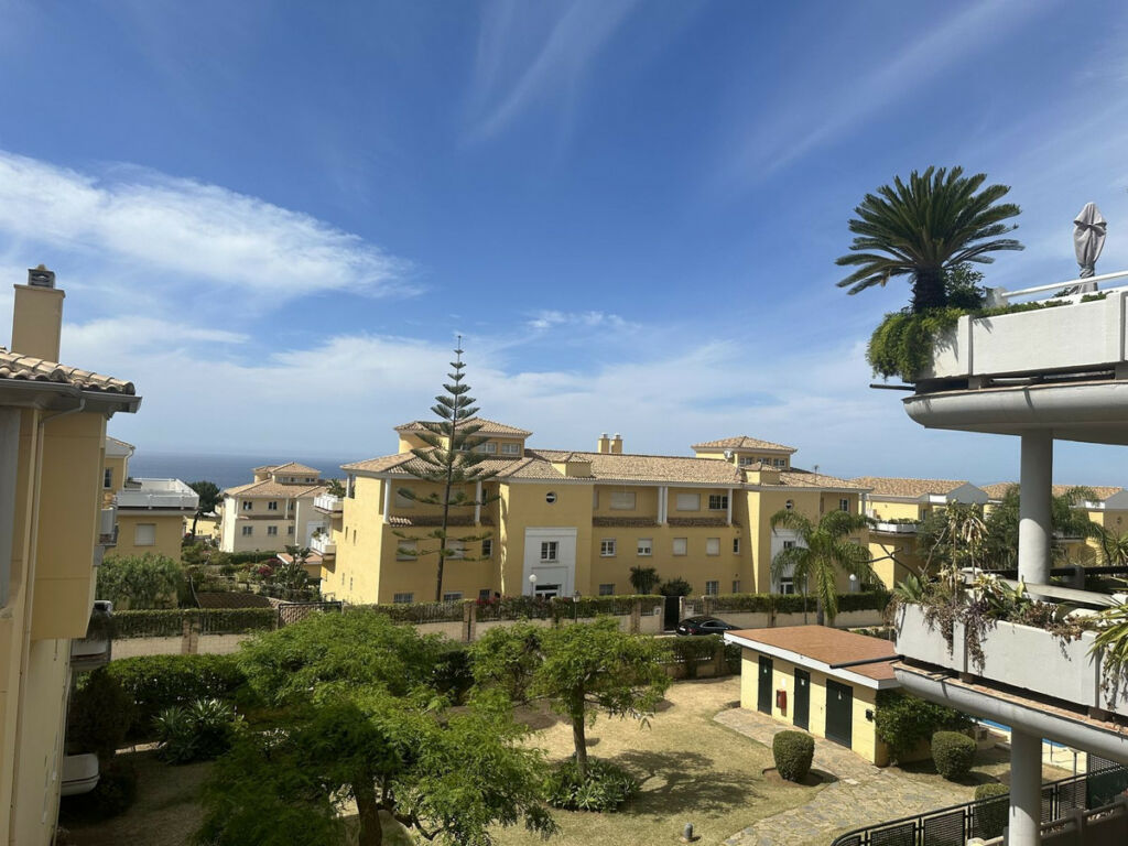 Middle Floor Apartment Cabopino Málaga - image 12