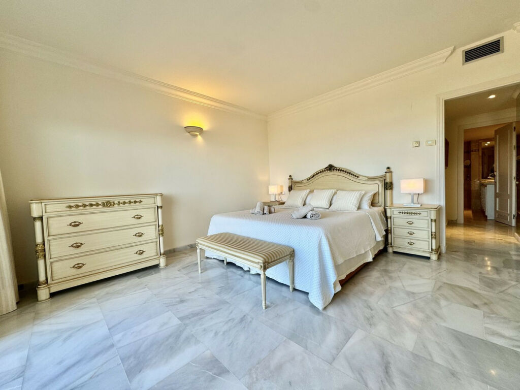 Middle Floor Apartment Nueva Andalucía Málaga - image 18