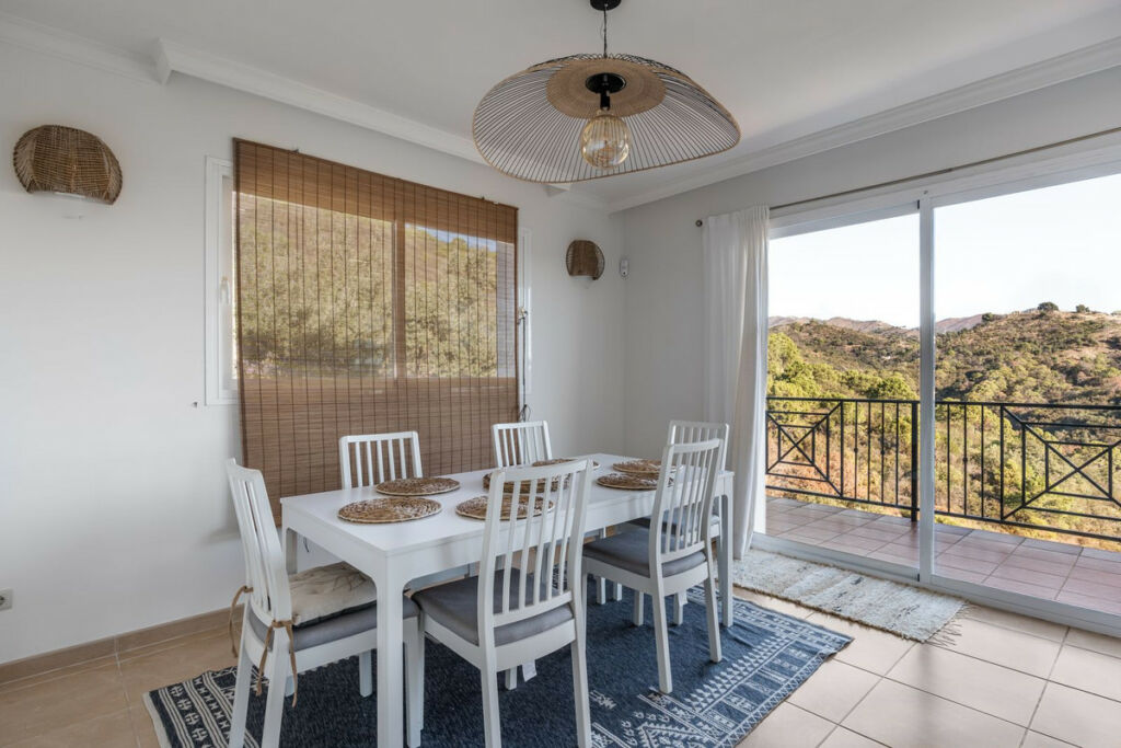 Detached Villa Estepona Málaga - image 19