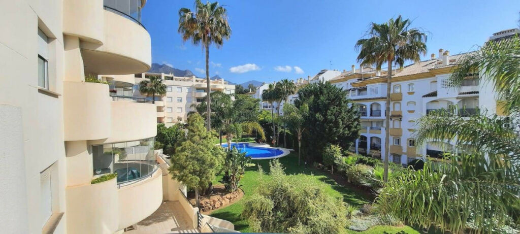 Middle Floor Apartment The Golden Mile Málaga - image 2