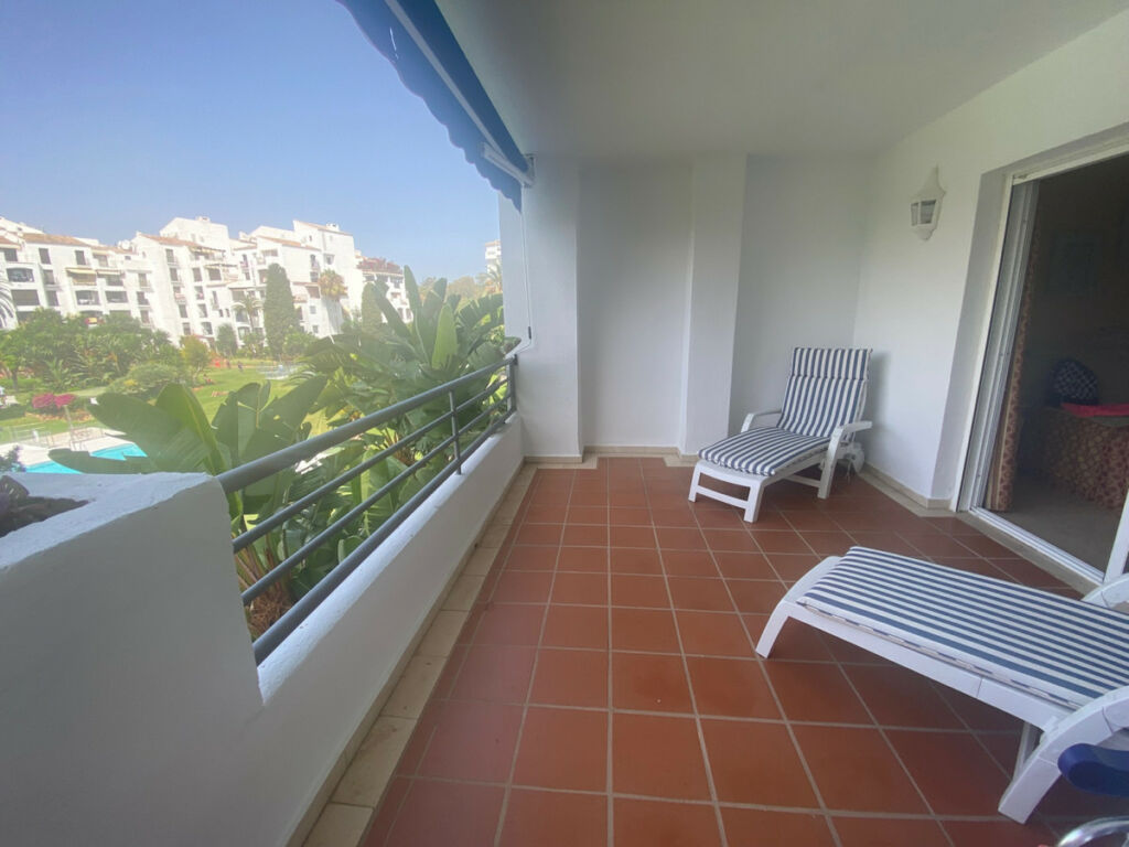 Middle Floor Apartment Puerto Banús Málaga - image 2