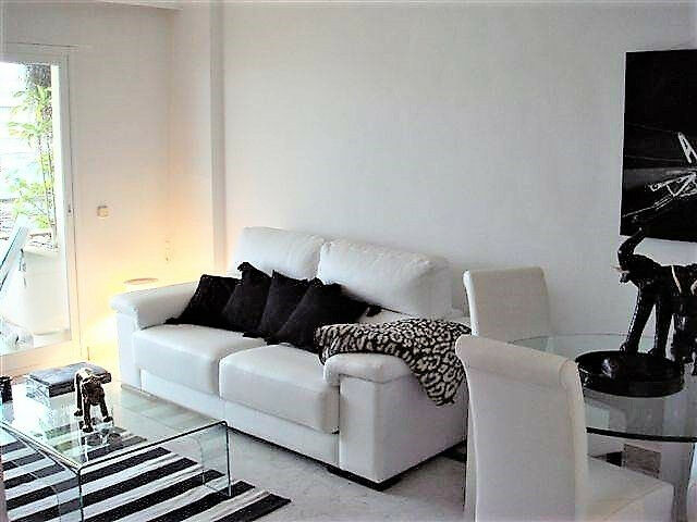 Middle Floor Apartment Puerto Banús Málaga - image 2