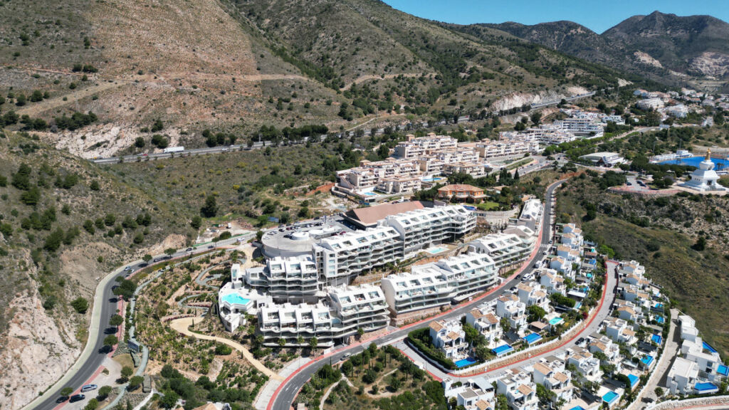 Middle Floor Apartment Benalmadena Málaga - image 2