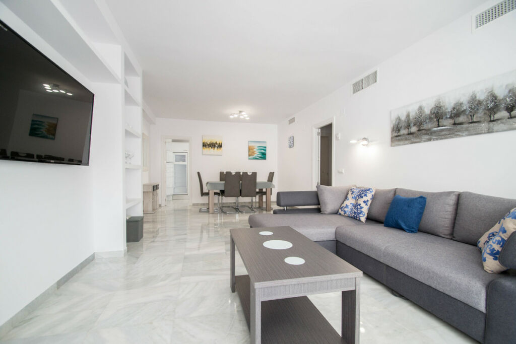 Middle Floor Apartment Puerto Banús Málaga - image 2