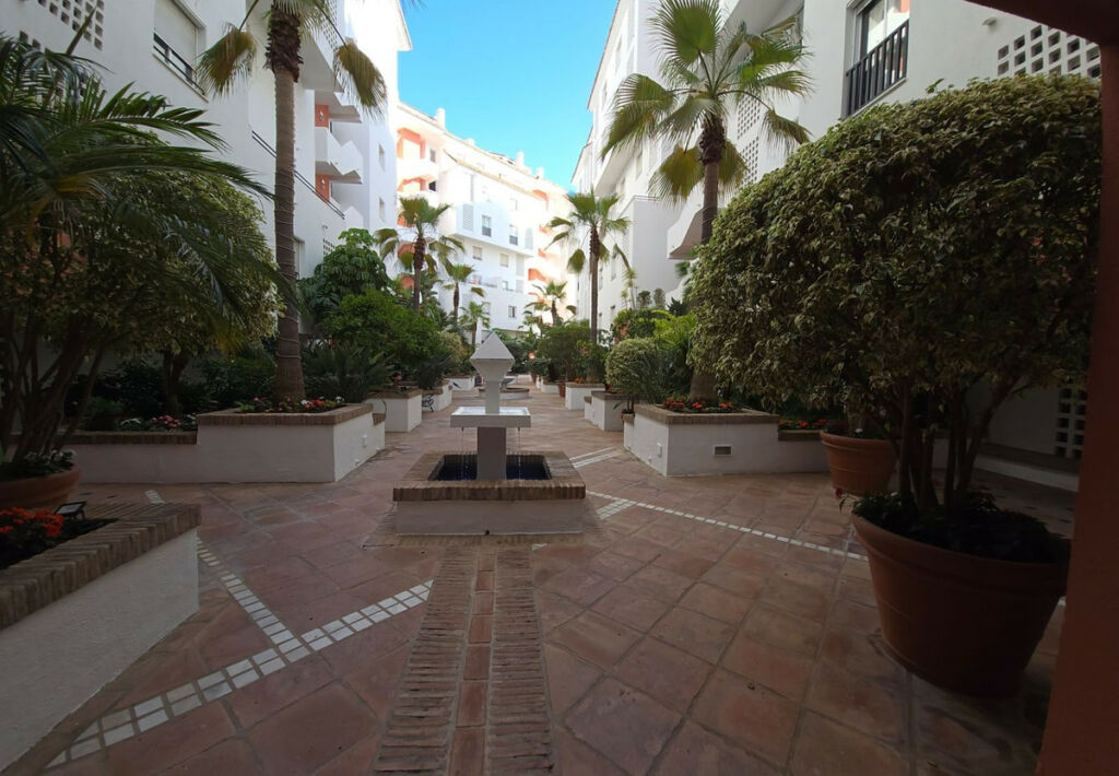 Middle Floor Apartment Marbella Málaga - image 2