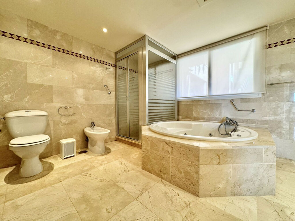 Middle Floor Apartment Nueva Andalucía Málaga - image 23