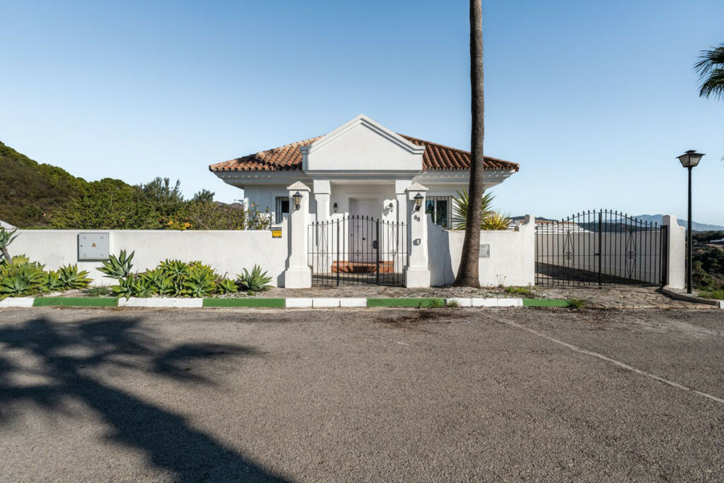 Detached Villa Estepona Málaga - image 24