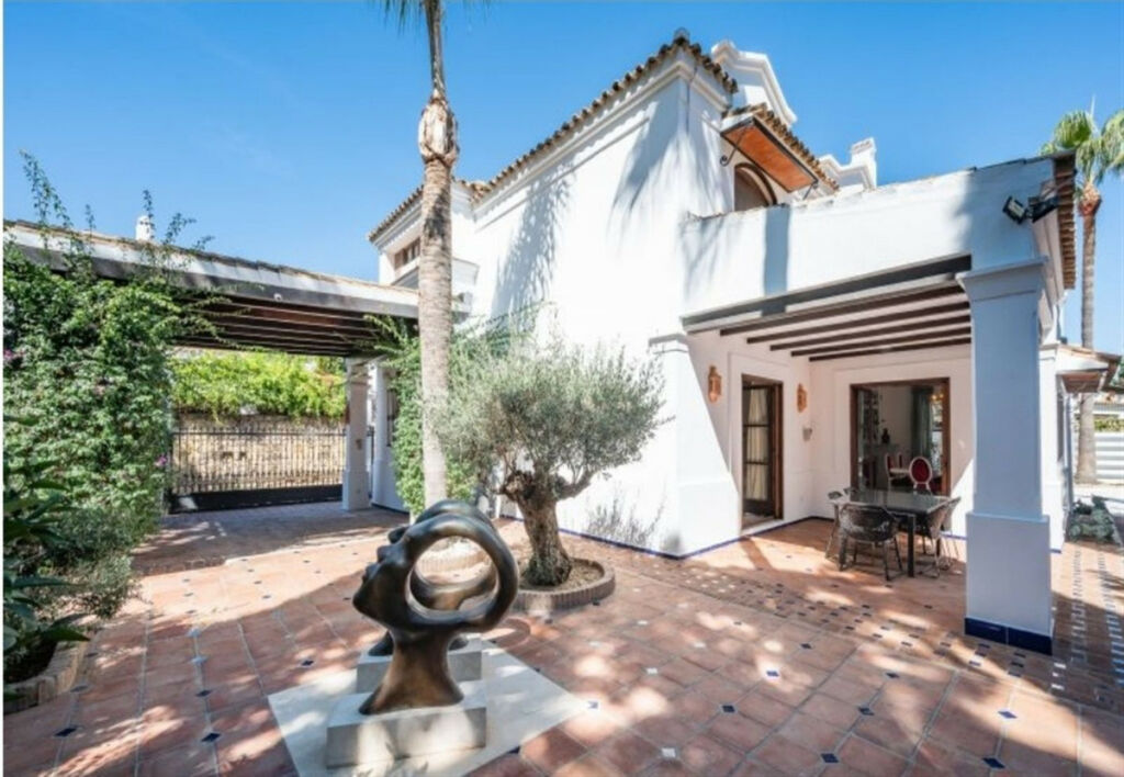 Detached Villa The Golden Mile Málaga - image 3