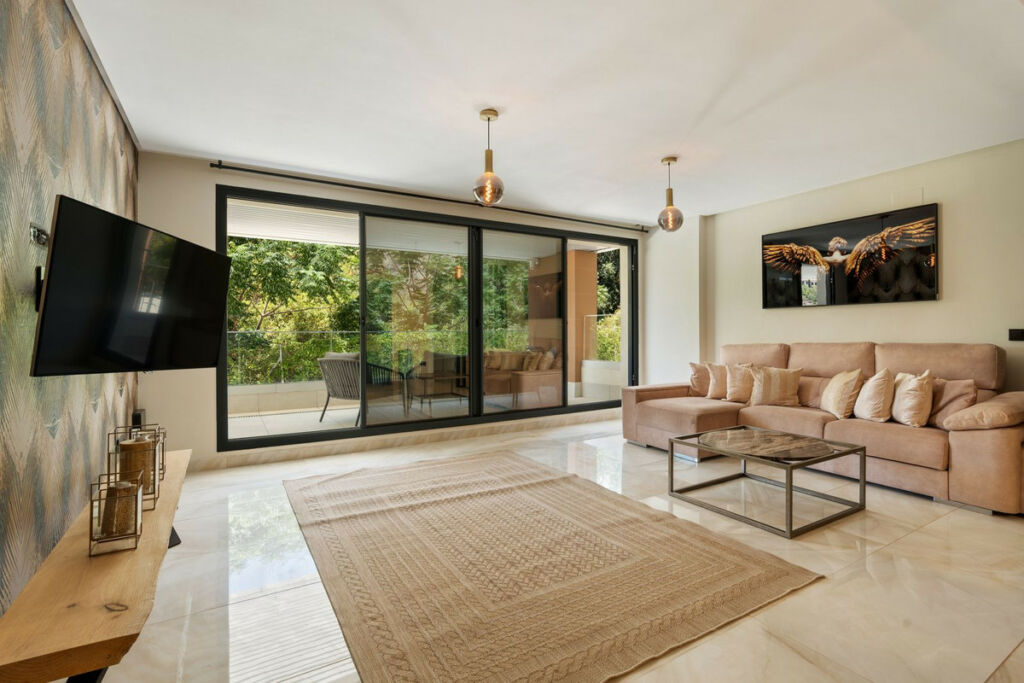 Ground Floor Apartment Benahavís Málaga - image 3