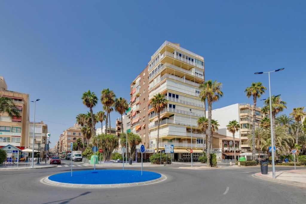 Middle Floor Apartment Torrevieja Alicante - image 4